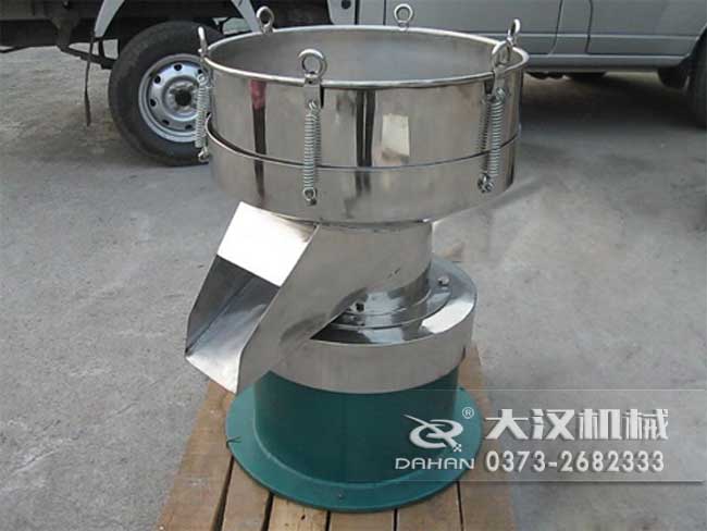 涂料振動篩由：框體，振動斗，出料口，振動電機底座等部件組成