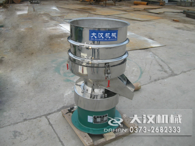 涂料過濾振動篩：利用振動電機的振動力帶動物料在篩網(wǎng)上進行篩分，從而利用篩網(wǎng)孔徑的大小不同，完成涂料的分級，除雜等篩分目的。