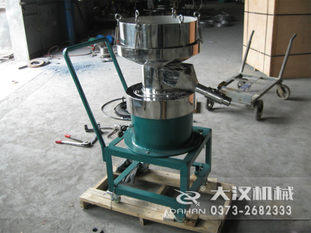 特殊制作的涂料振動篩-加裝小推車裝置，方便設(shè)備的移動。