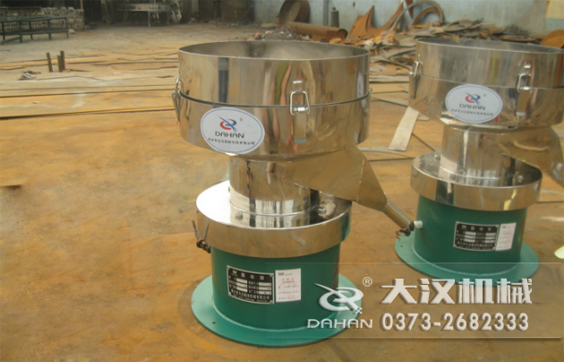 涂料振動篩底部為碳鋼材質(zhì)，上半部分與無聊接觸的為不銹鋼材質(zhì)，這種產(chǎn)品能夠在成本上有所節(jié)約。