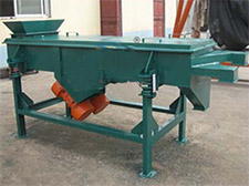 碳鋼加裝料斗的雙層直線振動篩。