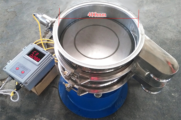 小型振動(dòng)篩采用彈跳球?yàn)榍寰W(wǎng)裝置，清網(wǎng)效果好。