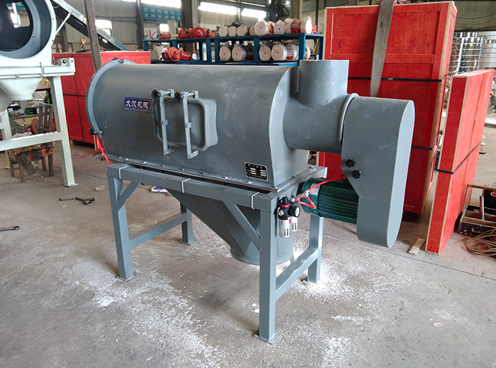 氣流篩采用碳鋼材質(zhì)的外殼，臥式的篩網(wǎng)利用風(fēng)力與物料的離心力對(duì)物料進(jìn)行篩分。產(chǎn)量高，效果好。