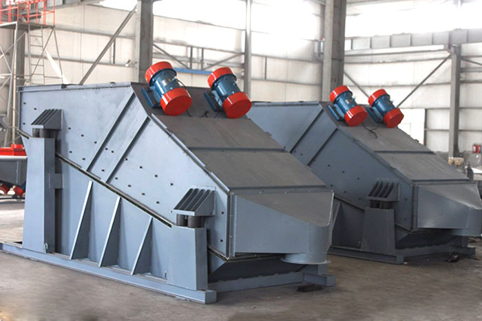 ZSG礦用振動篩采用雙電機振動，電機位置安裝在頂部，便于更好的傳遞振動力。