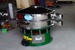 800型單層三次元振動(dòng)篩，產(chǎn)量可達(dá)800kg/h。