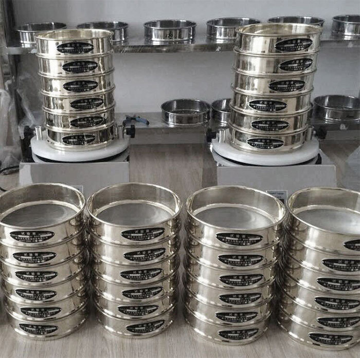 試驗篩采用SUS403不生銹材質(zhì)，篩框壁厚0.6mm經(jīng)久耐用不變形，可耐400°高溫，可用于無機，有機溶液。