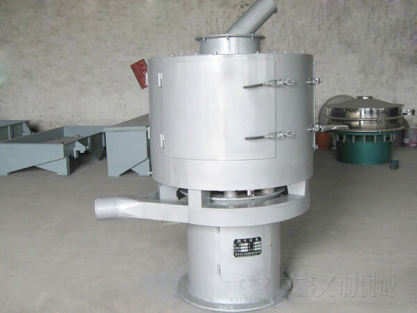 氣流篩與其它普通振動篩不同的是其采用的是立式篩網(wǎng)，篩分主要動力來自風(fēng)機(jī)的吹動帶動物料撲向篩網(wǎng)，從而完成篩分目的。